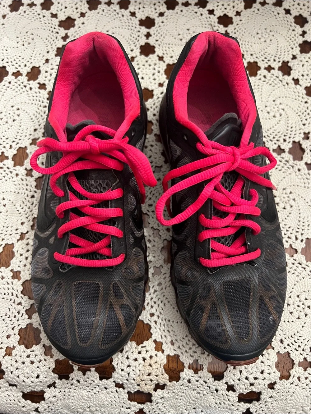 Nike Airmax Women's Black Athletic Sneakers with Pink Accents Size7